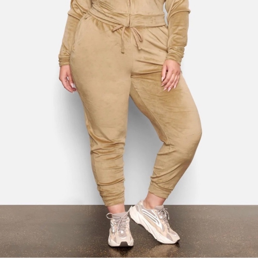 Skims velour joggers size XL in Gold new with tags